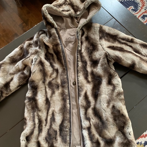 SHOWSTOPPER! 💖 European coat - Picture 2 of 9